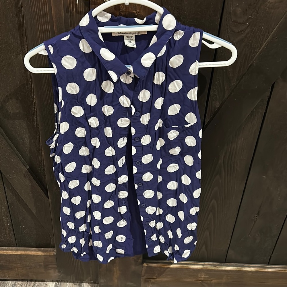 Polkadot sleeveless blouse